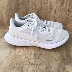 Nike Women’s White Mesh Running Shoe. Size: 7
